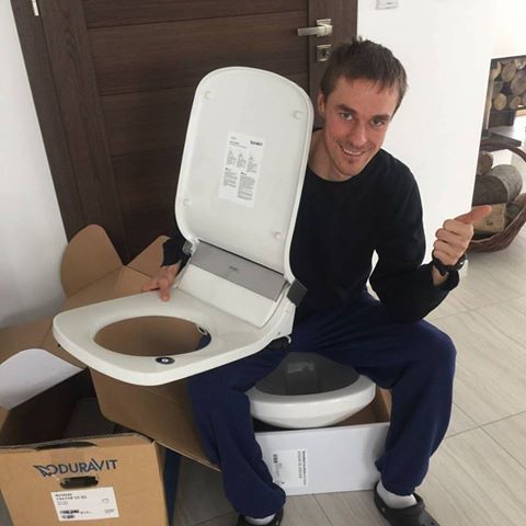  Piotr Żyła - otrzymał od firmy Duravit w dowód sympatii,  niecodzienny prezent deskę toaletową SensoWash Starck